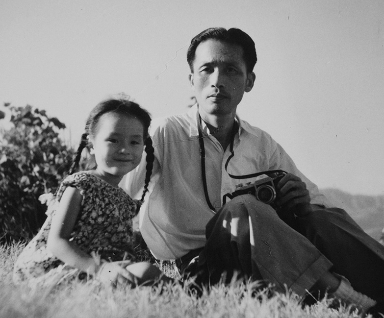 Photo with his daughter Moling