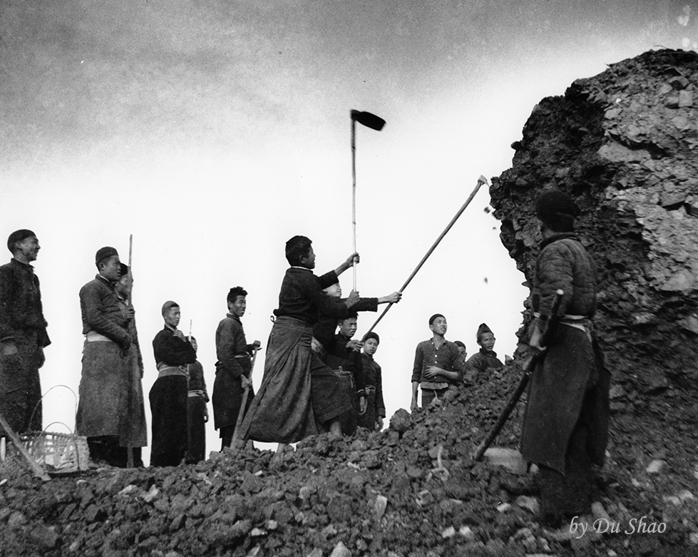 Tearing Down the Old Rampart in Jiushan River