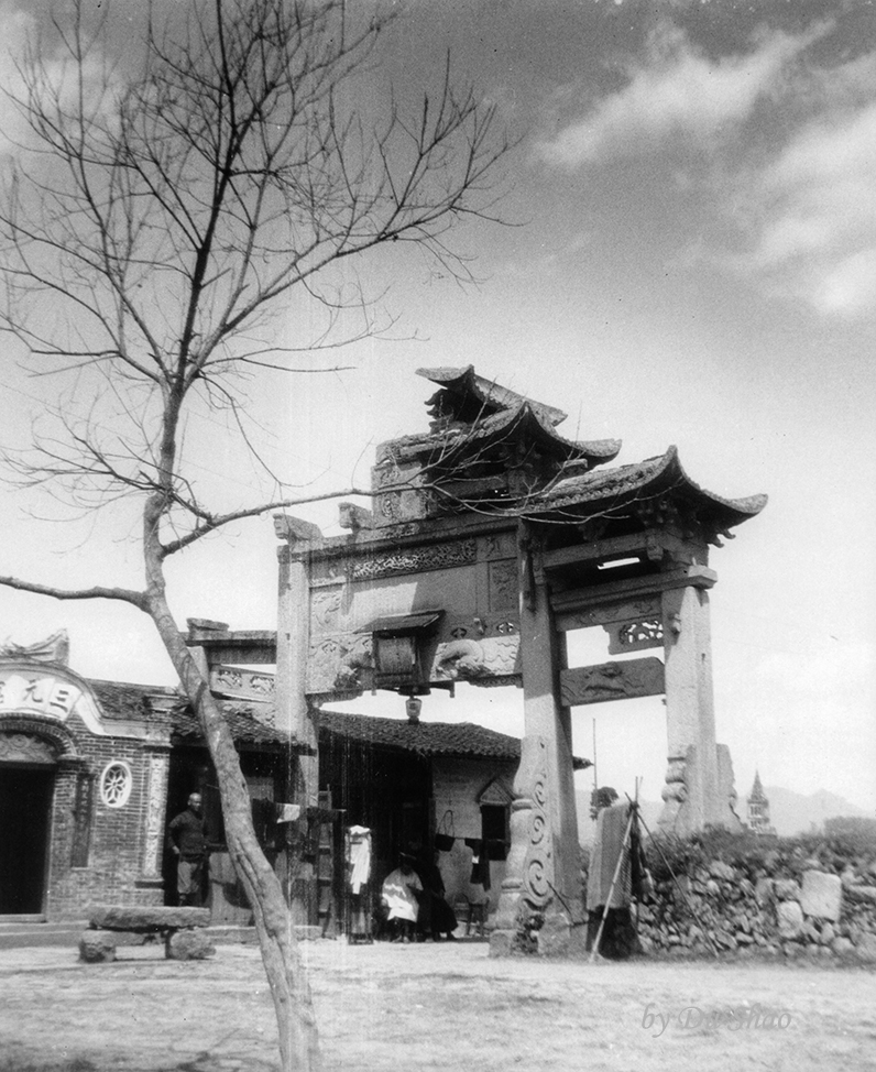 A Memorial Arch at Dashi Gate