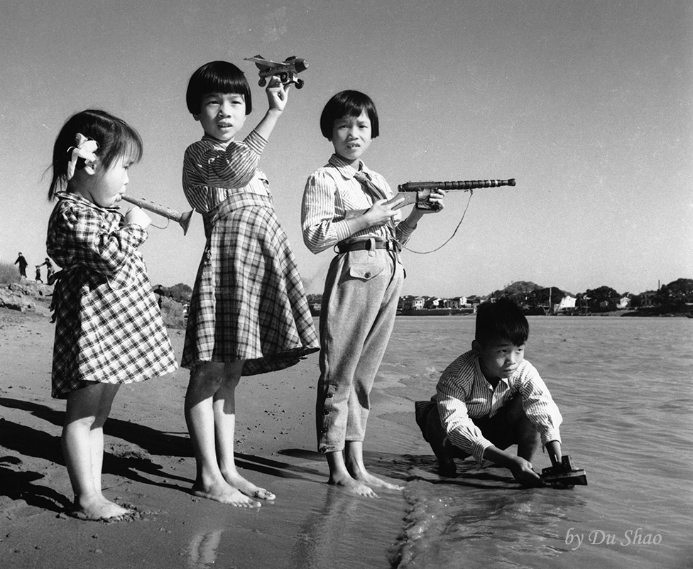 Children Playing by the Bank of the Oujiang 2