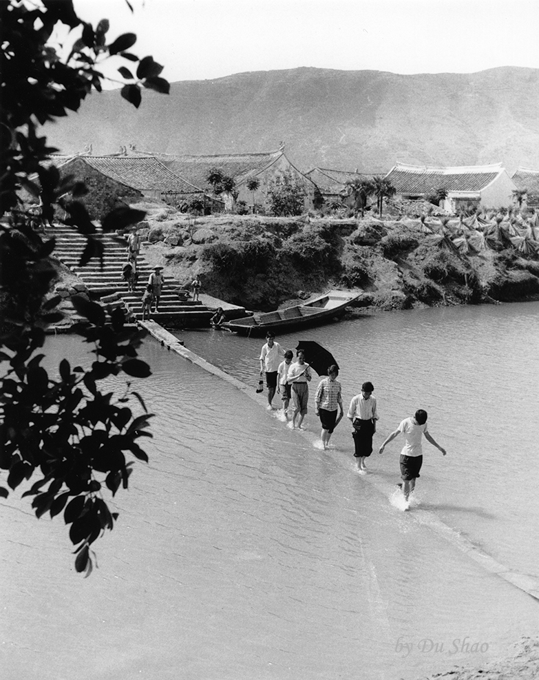 Crossing the River at Yongqiang County